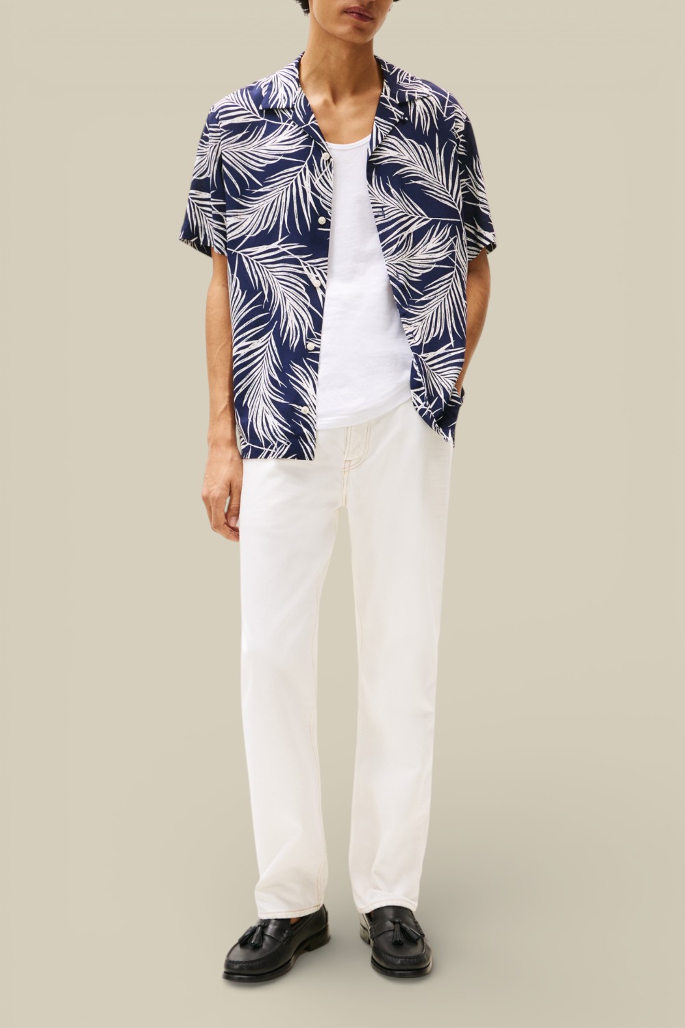 תמונת כל הלוק של חולצת כפתורים